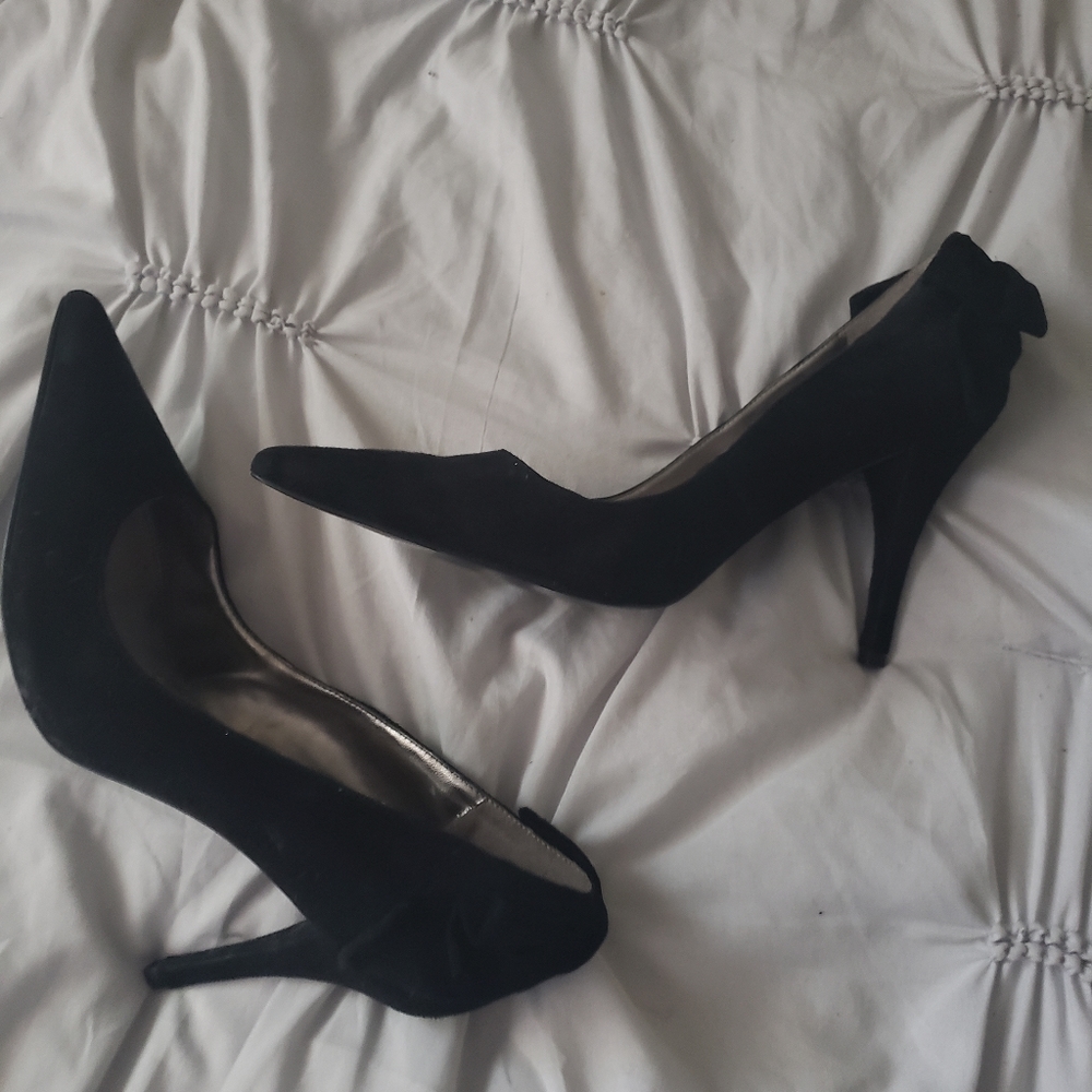 Suede bowback heels